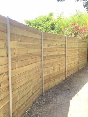 montage d'une cloture en bois avec poteaux aluminum