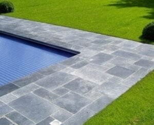 artisan pose terrasse autour piscine