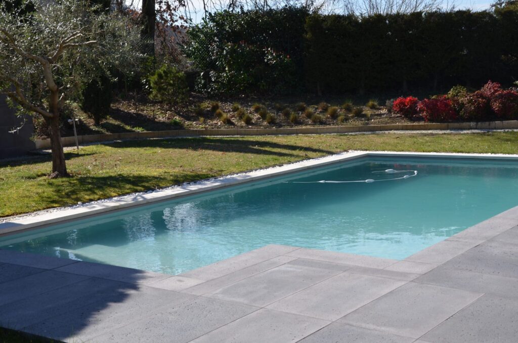 artisan poseur de plage de piscine