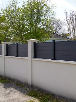 installation d'une cloture en aluminum sur muret à nantes