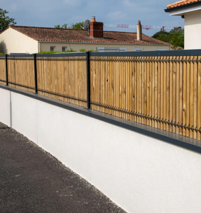 poseur de grillage sur muret et mur