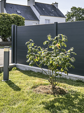 aménagement de jardin avec une cloture en aluminum