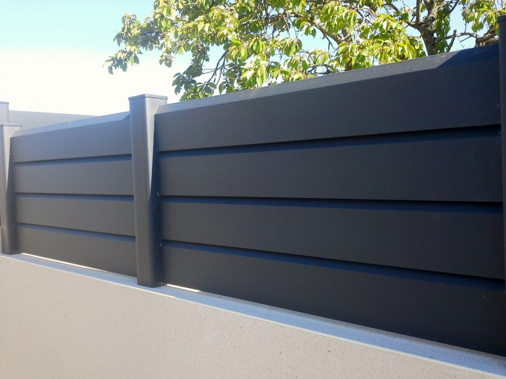 Clôture en aluminium sur muret